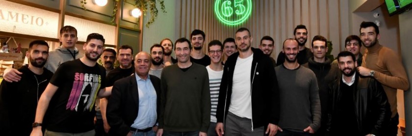 Γεύμα για την ανδρική ομάδα βόλεϊ