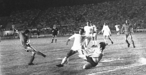 Με ψηλά το κεφάλι στο Μοντεβίδεο