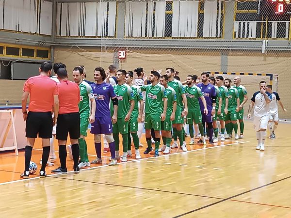 Κοιτάζει μπροστά