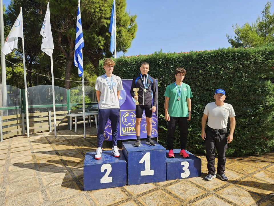 Τρία χάλκινα «τριφυλλάκια»