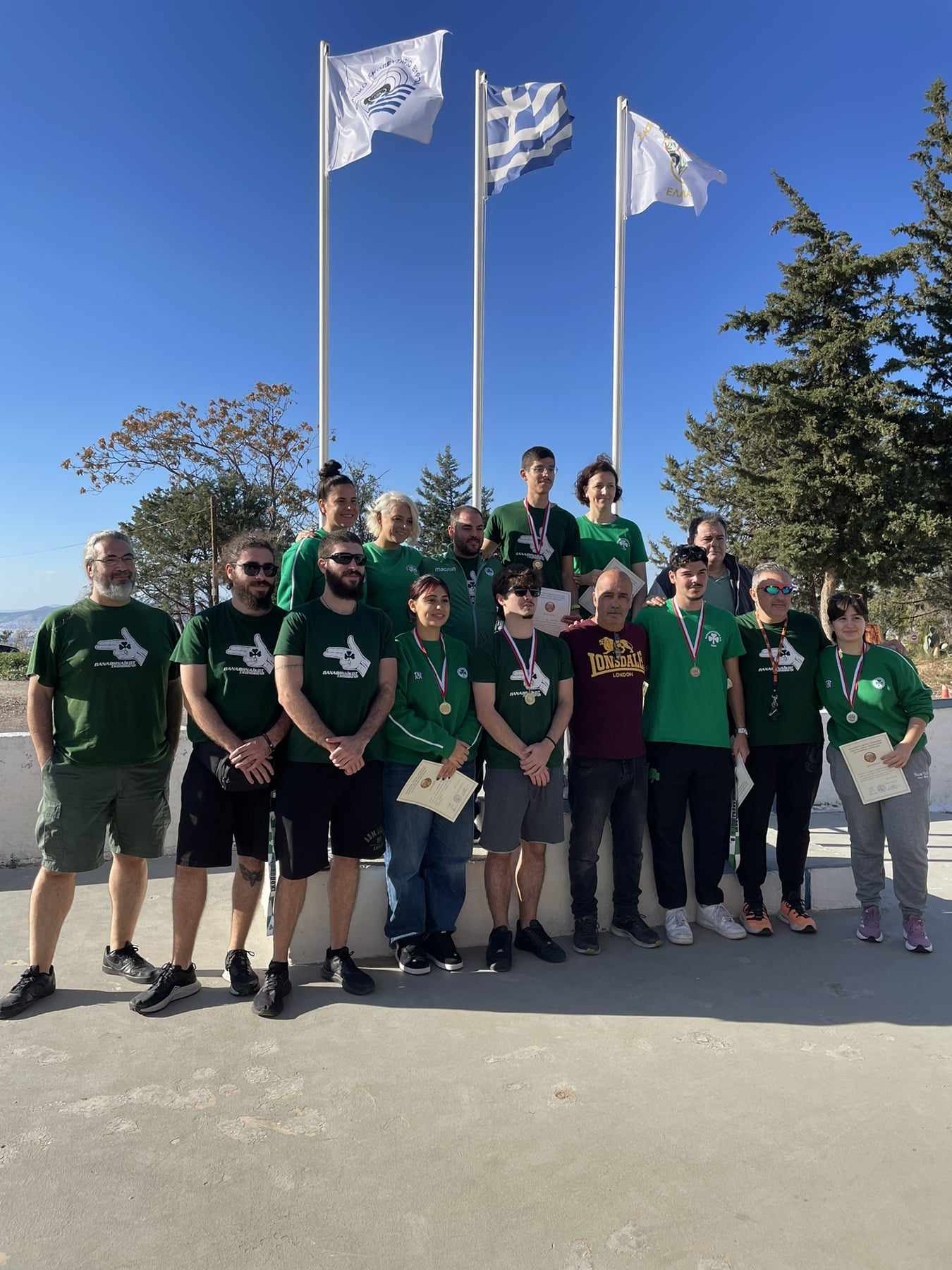 «Πρασίνισαν» τα βάθρα!