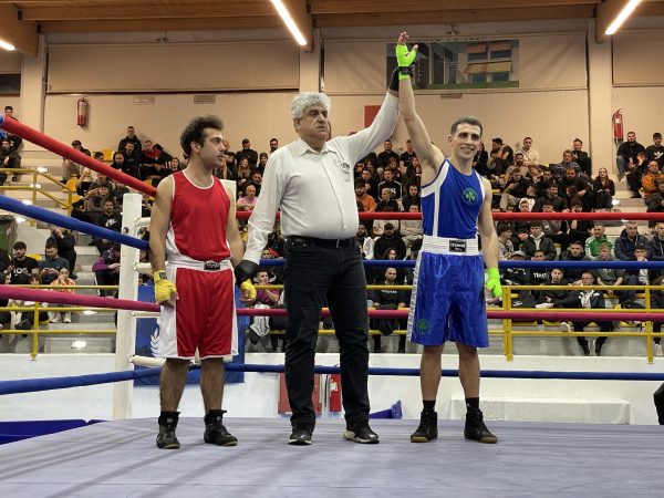 Σφίγγουν τις γροθιές