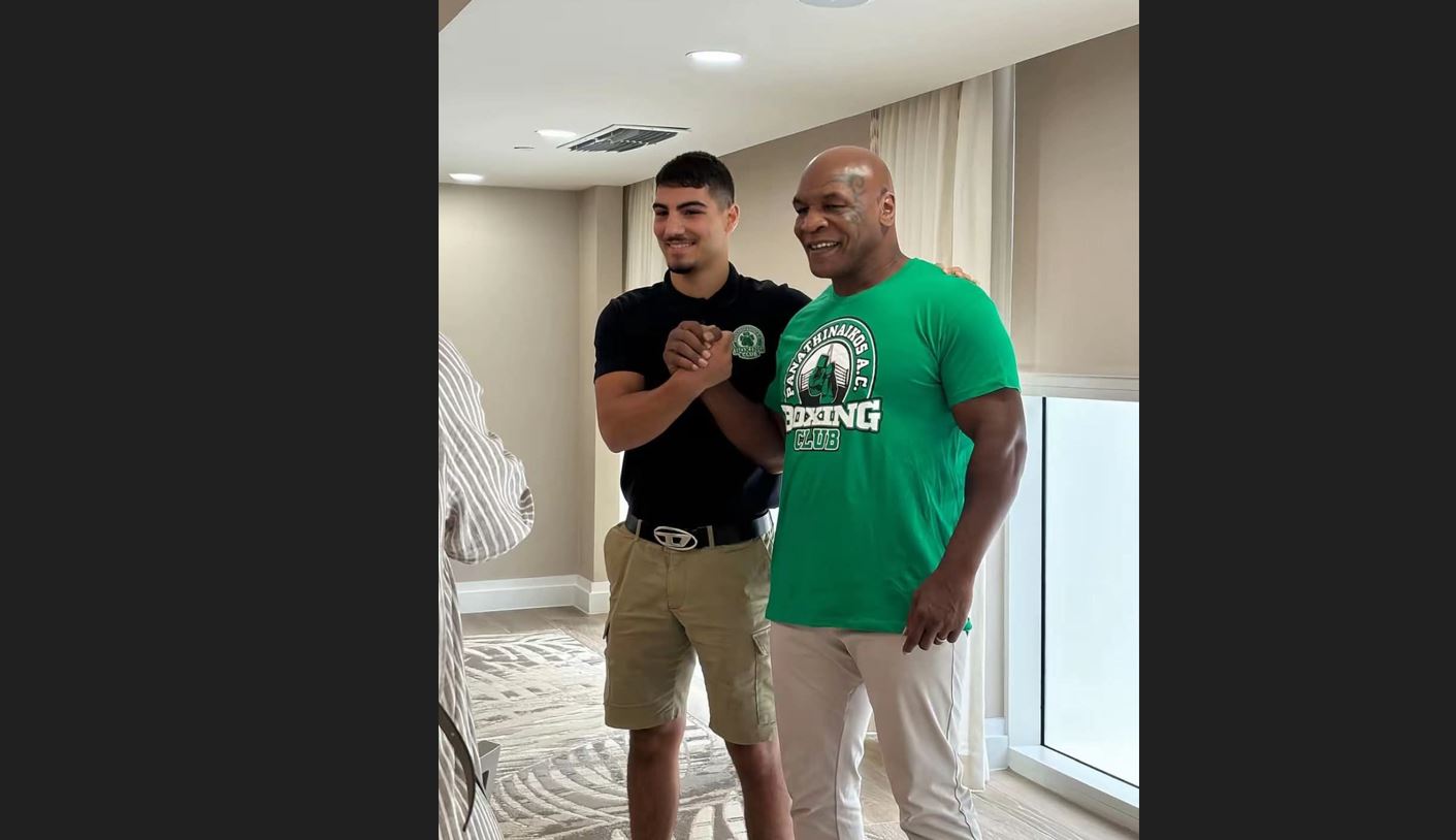 Ο Τάισον με τη φανέλα πυγμαχίας του Παναθηναϊκού!