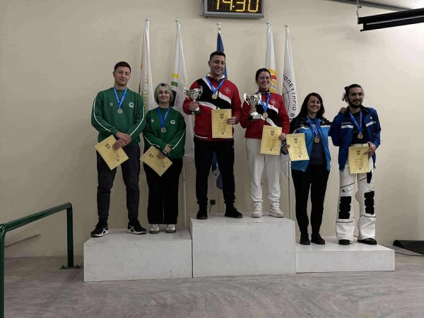 «Ασημένιο» τριφύλλι στο αεροβόλο πιστόλι στο Μικτό