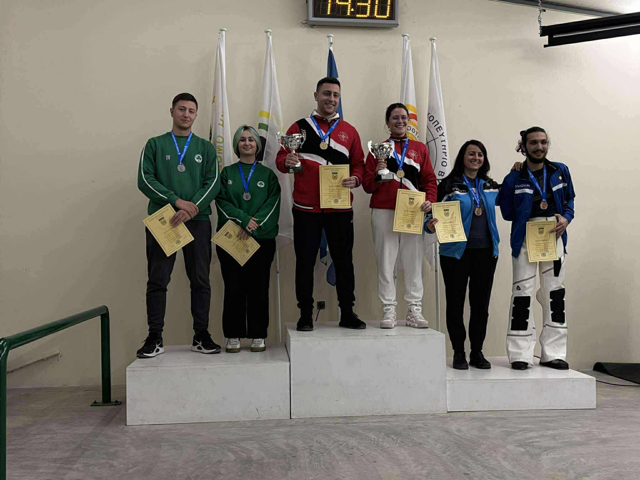 «Ασημένιο» τριφύλλι στο αεροβόλο πιστόλι στο Μικτό