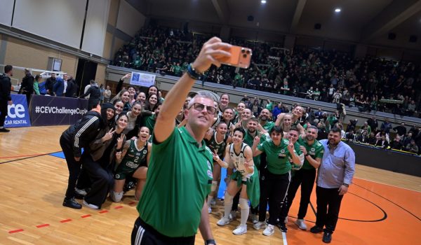 Με το ένα πόδι στα ημιτελικά!