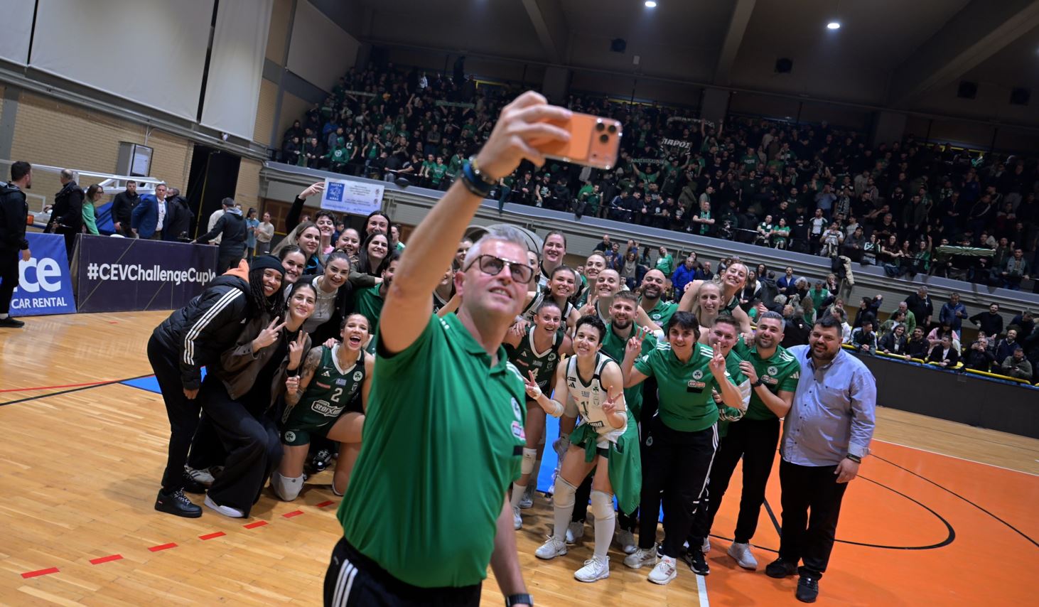 Με το ένα πόδι στα ημιτελικά!