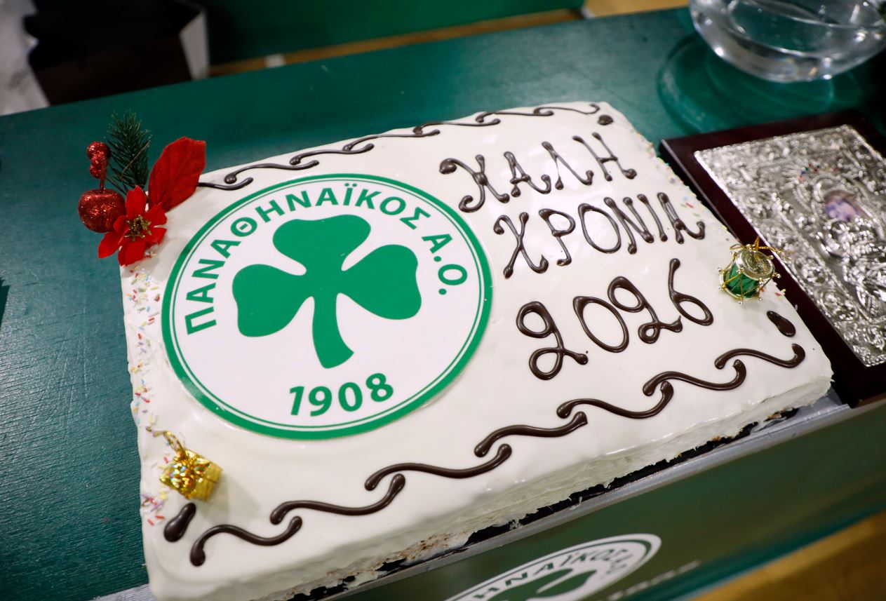 Γιόρτασε τα γενέθλια με την κοπή της πίτας (pics)