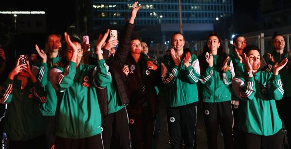 Θερμή υποδοχή και ώθηση για τους τελικούς